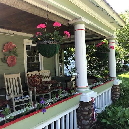 The Red Hook Country Inn, An "Old Rhinebeck" Bed & Breakfast エクステリア 写真