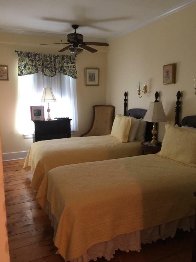 The Red Hook Country Inn, An "Old Rhinebeck" Bed & Breakfast エクステリア 写真