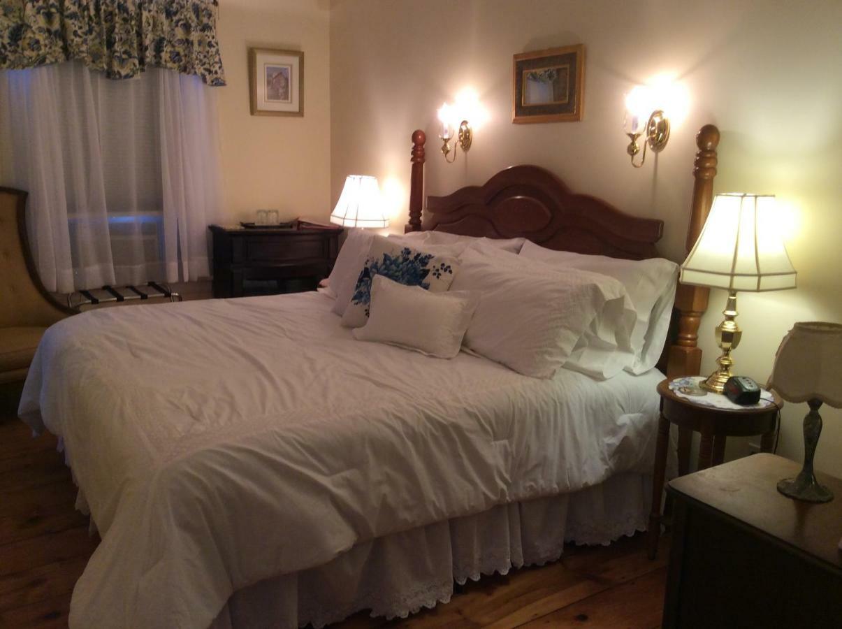 The Red Hook Country Inn, An "Old Rhinebeck" Bed & Breakfast エクステリア 写真