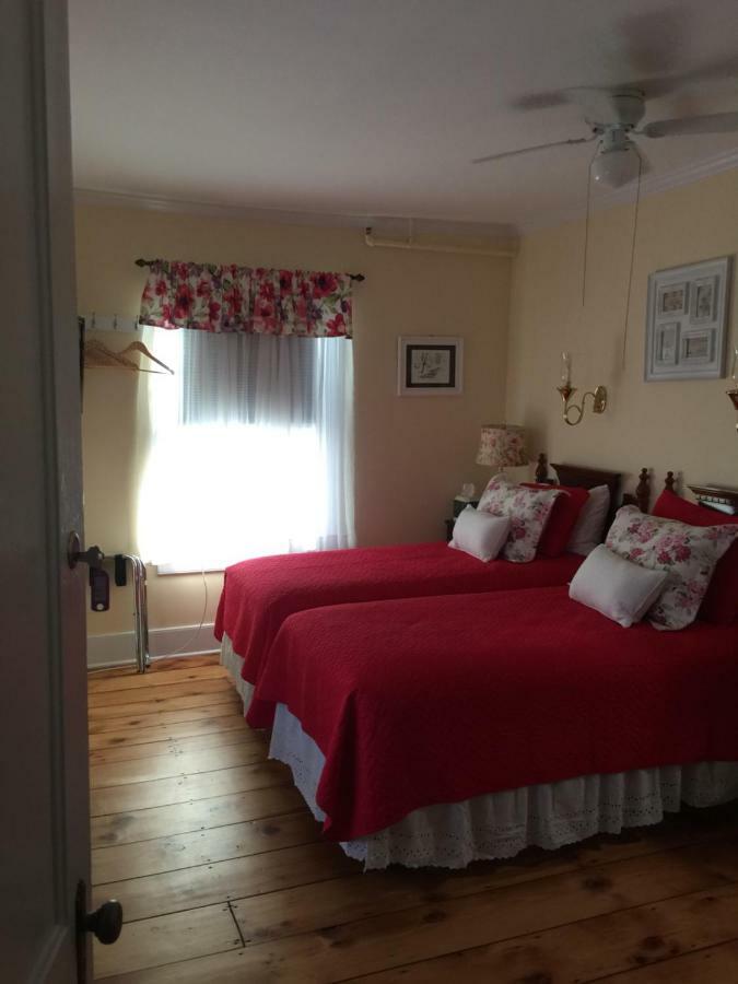 The Red Hook Country Inn, An "Old Rhinebeck" Bed & Breakfast エクステリア 写真